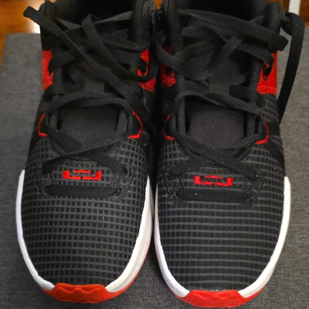 Lebron Witness VII  Black and Red Men's  Basketball Shoes. Mens Size 9. - Picture 6 of 11